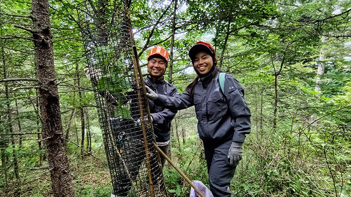 ネットの補修作業の様子